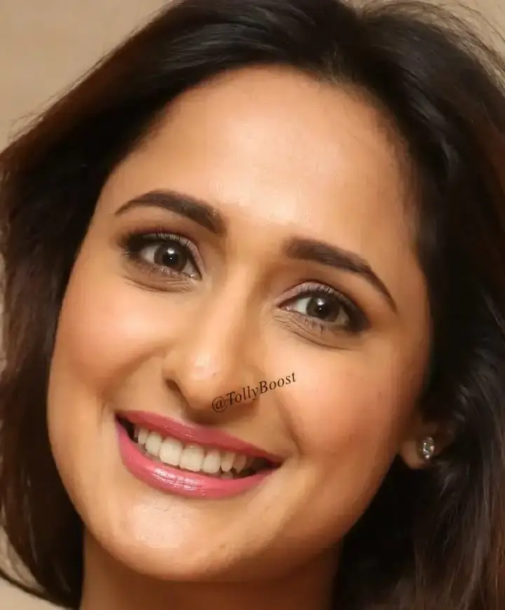 South Indian Model Pragya Jaiswal Without Makeup Face